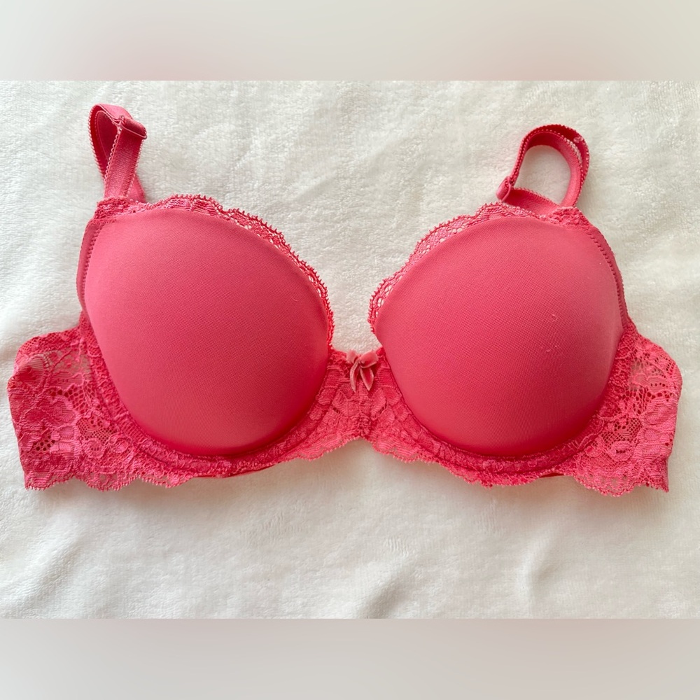 Victoria’s Secret Angels lines demi with smooth cups